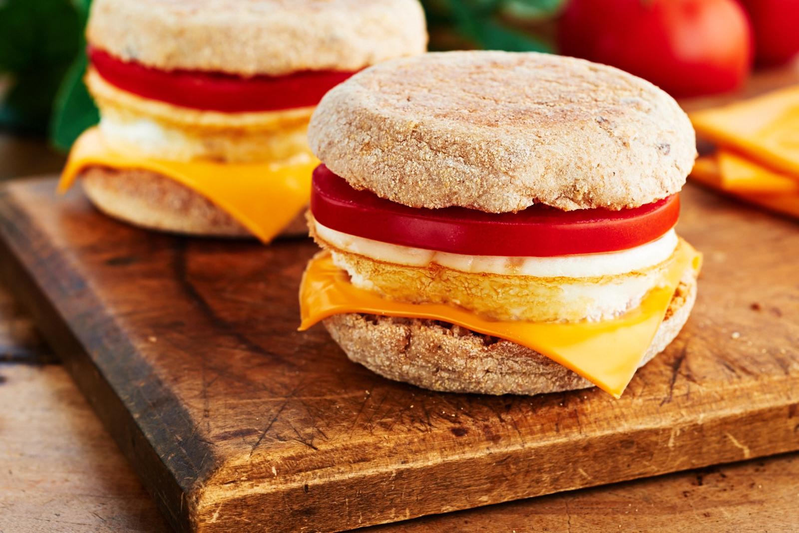 Sandwich aux blancs d’œufs, au jambon et au fromage