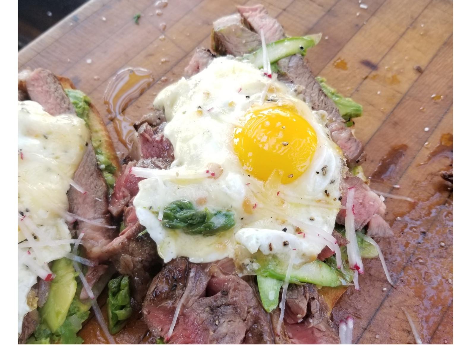 Comment On Dit Steak En Anglais Steak et œuf grillé avec purée d’avocat grillé, sur toasts