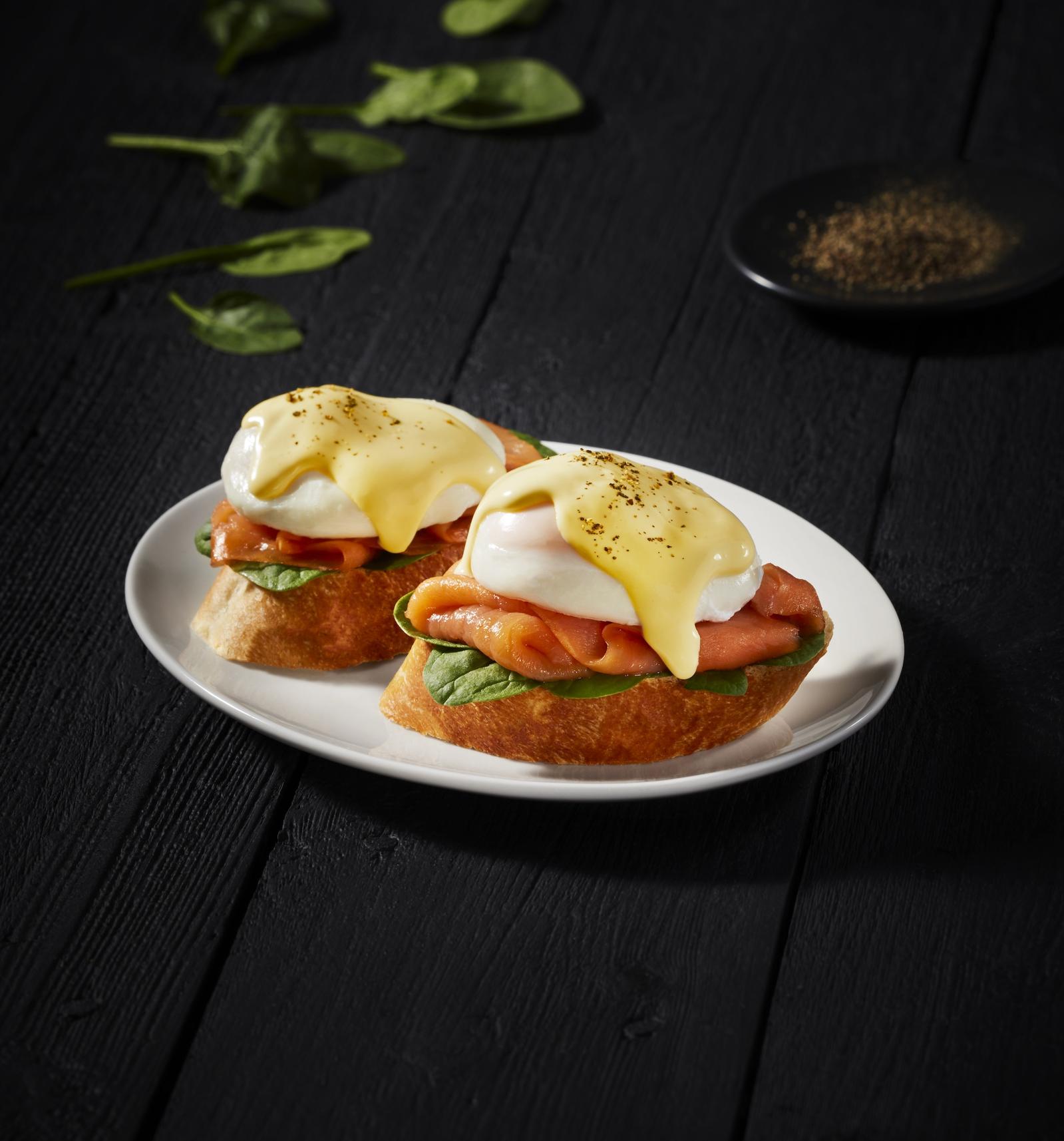 Œufs bénédictine au saumon fumé avec sauce hollandaise